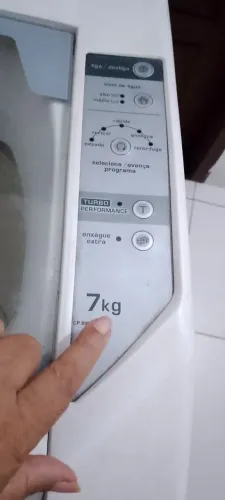 Vendo máquina de lavar 8kl, funcionamento, só o pé quebrado. Centrífuga e seca. 360.