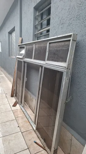 Vende se vitro em aluminio brilhante com vidro fumê. Largura 1,70m comprimento 2,36 m