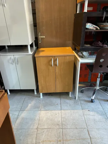Armário estiloso com porta com amortecedor