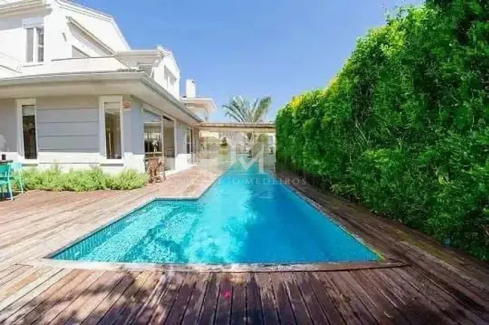 Casa com 5 quartos a 200m da praia em Jurerê Internacional