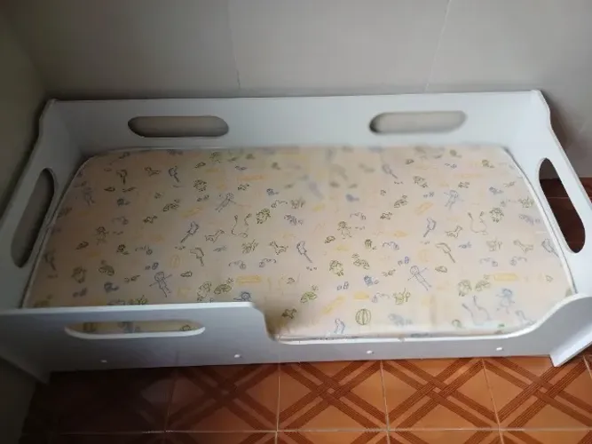 Cama montessoriana infantil