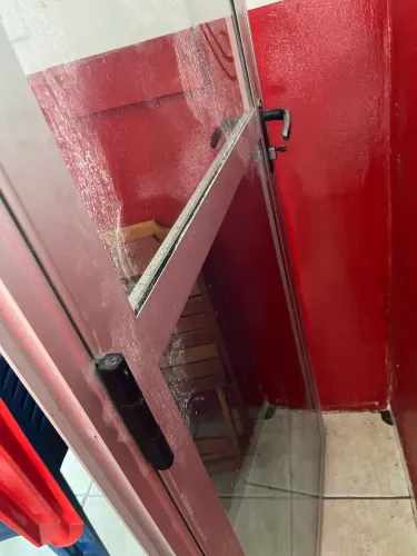 PORTA EM ALUMÍNIO COM VIDRO