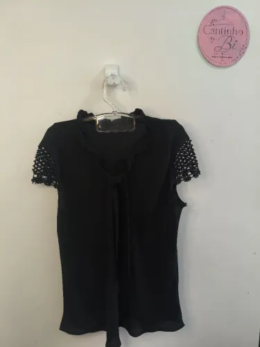 Blusa preta com detalhes nas mangas GG