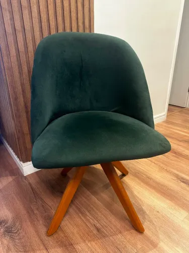 5 Cadeiras em ótimo estado (mesa de brinde)