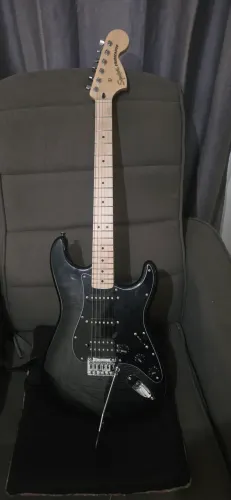 Guitarra Squier Stratocaster/Fender e pedaleira Boss GX-1_ VENDA APENAS DO CONJUNTO!