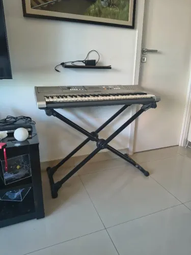 Teclado Yamaha com suporte em x 
