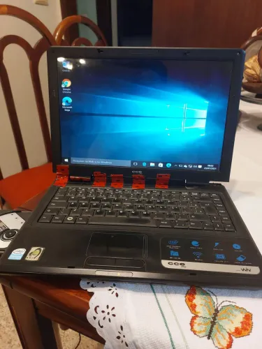 Notebook funcionando para tirar peças