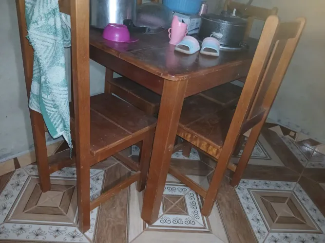 Vendo jogo de mesa de 4 cadeiras de cedro