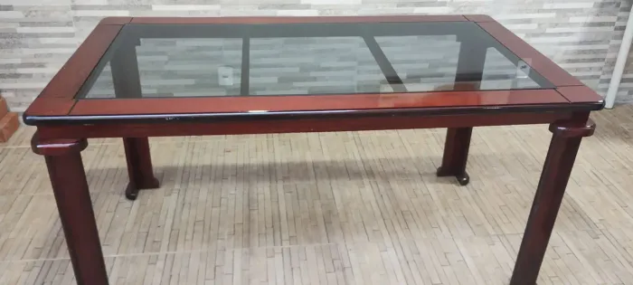 Mesa rústica com tampo de vidro fumê temperado 