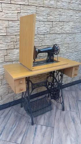 Entrego: Maquina de Costura vintage Singer anos 70 em bom estado, gabinete original