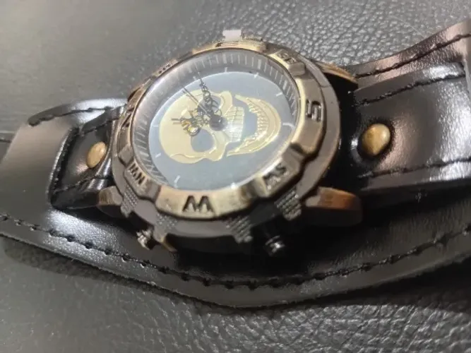 Relógio Caveira com pulseira de couro sintético