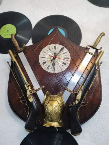 Relógio de parede antigo medieval 