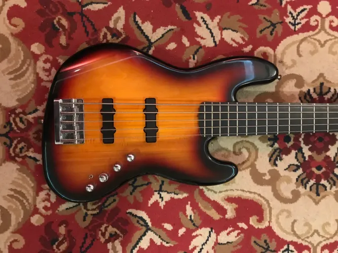 Baixo Squier Ativo