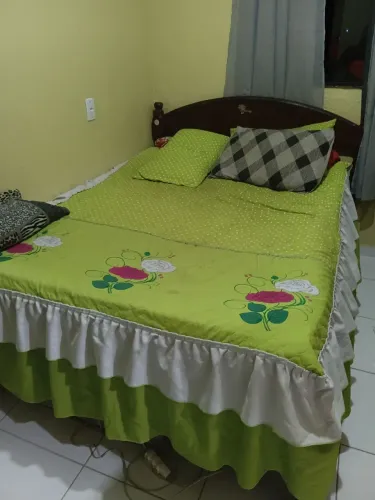 Vende-se uma geladeira e uma cama em boas condições