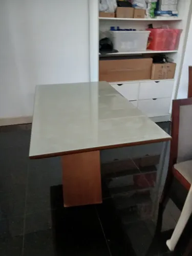 Uma mesa em pefei estado