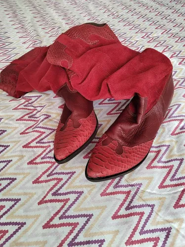 Bota de camurça vermrlha estilo country, marca lialyne 37/38