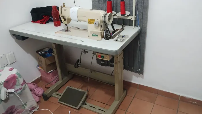 2 Máquinas de costura (reta e overloque)
