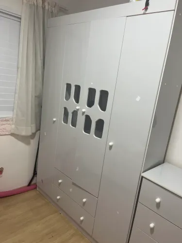 Guarda roupas de bebê 4 portas duas gavetas mdf branco