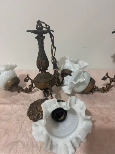 Par de antigos lustres em bronze com cúpulas de vidro leitosa.