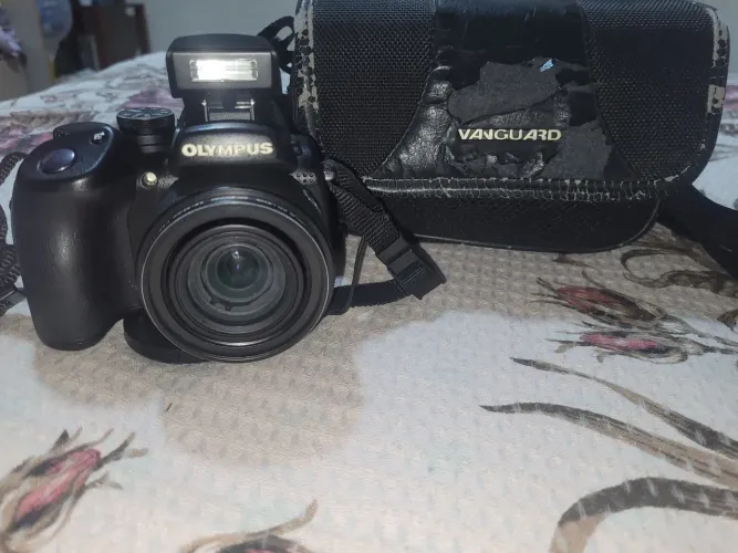 Câmera Olympus SP-570UZ 10MP Super Zoom 20x + Cartão e Bolsa