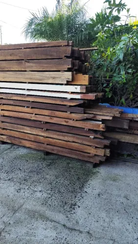 12 pé direito, 37 barrotes, 15 caibros, 10 bancas em madeira demolição, peroba canela  out