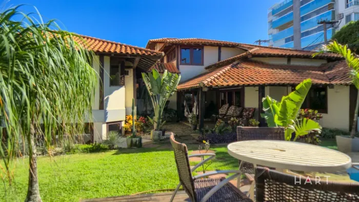 Casa frente mar Praia do Pecado em terreno de esquina com 715m²