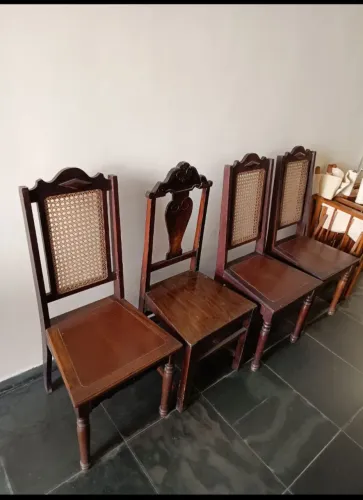 4 cadeiras de madeiras