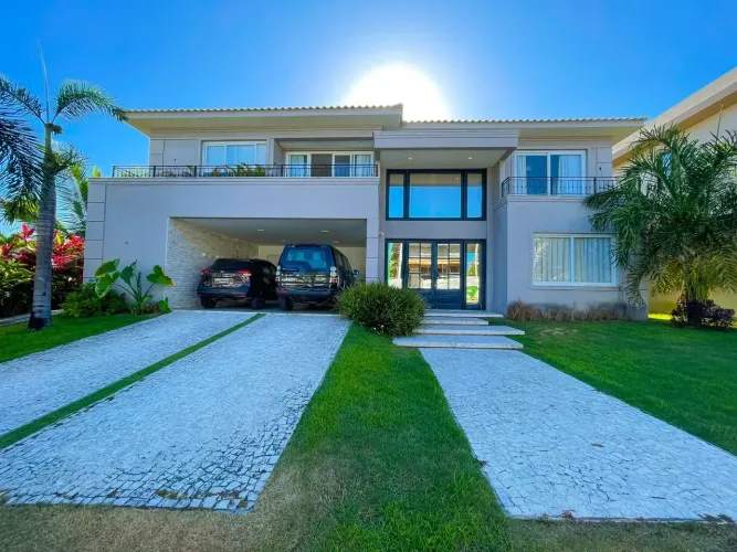Casa neoclássica à venda em Busca Vida | 5 suítes | Piscina com raia | 482m²