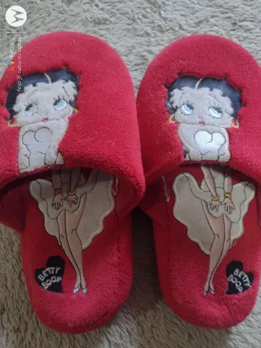 Vendo lindo par de pantufas em pelúcia vermelha da Betty Boop número 37/38