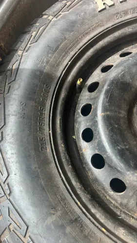 4 pneus novos 215/75