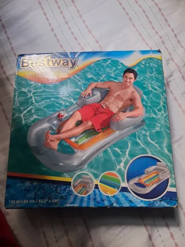 Poltrona Inflável Bestway Fechada e a bomba de ar para infláveis 