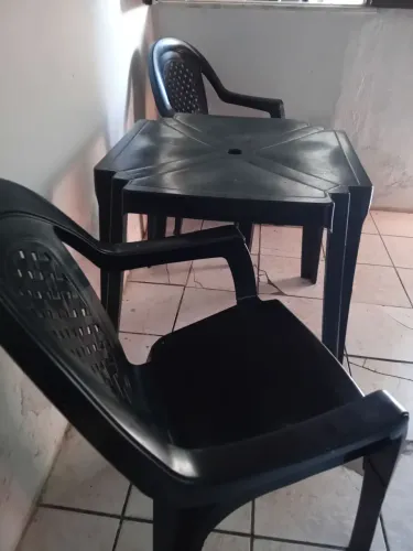 Mesa de plástico com 4 cadeiras