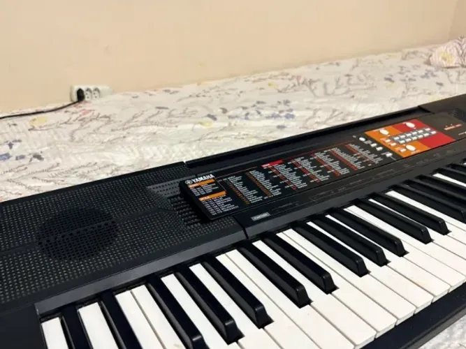 Teclado Yamaha PSR-F52 com kit suporte, capa, fonte e pedal de expressão