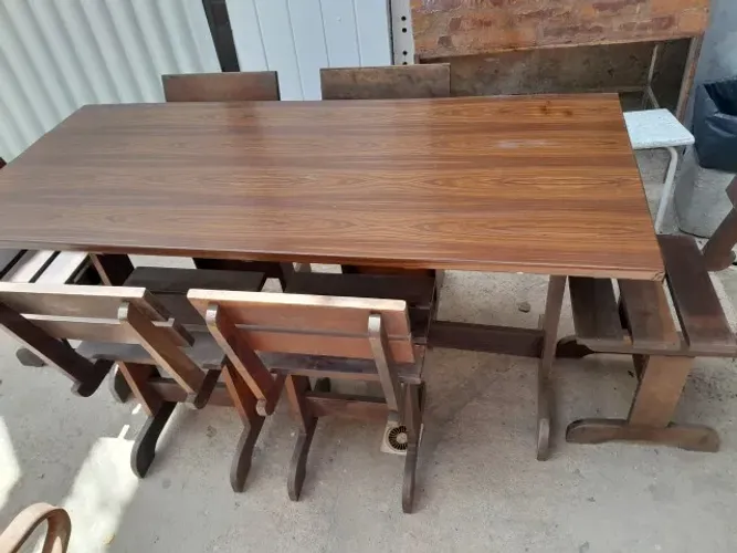 vendo mesa de madeira macica c/ 6 cadeiras