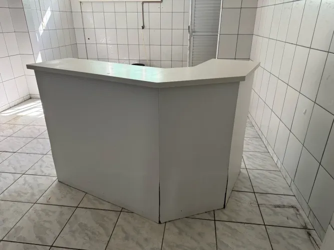 Balcão branco para loja