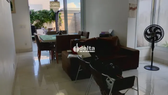 Casa com 3 quartos sendo suíte disponível para venda no bairro Laranjeiras em Uberlândia-M