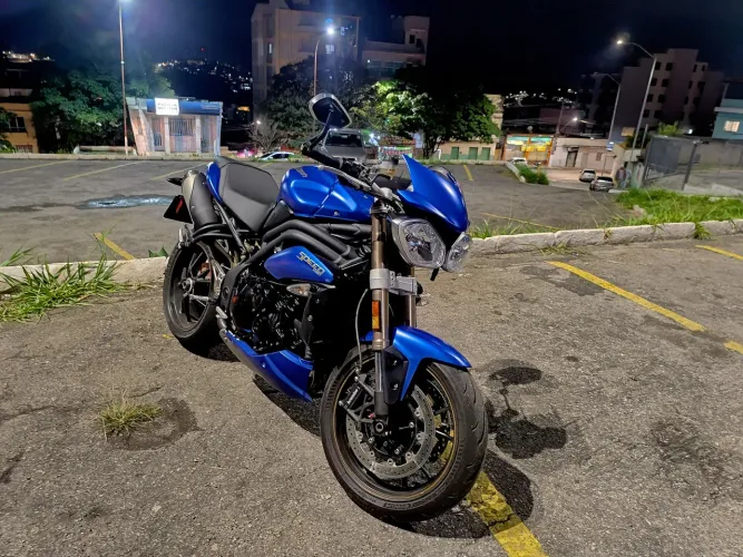 Triumph Speed Triple 1050 impecável