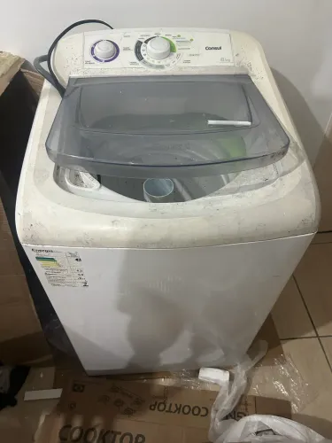 Máquina de lavar e mesa