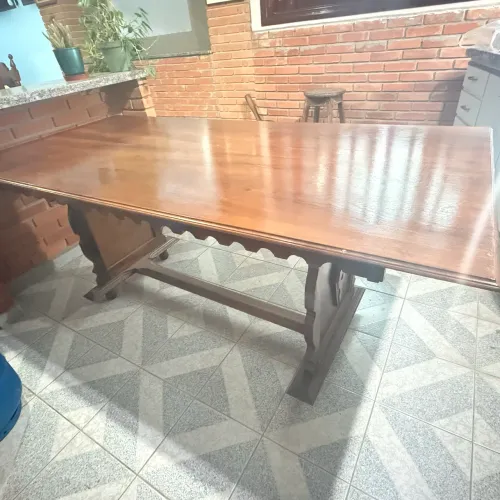 Mesa de madeira maciça