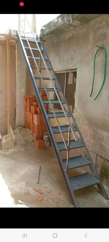 Escada de ferro reta só paga no dia.