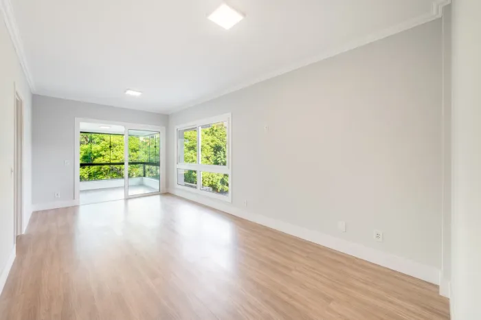 Amplo apartamento 2 dormitórios com sacada