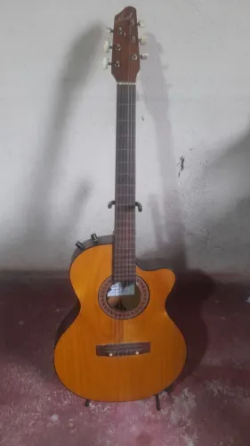 Violão elétrico marrom simples com cordas de nylon