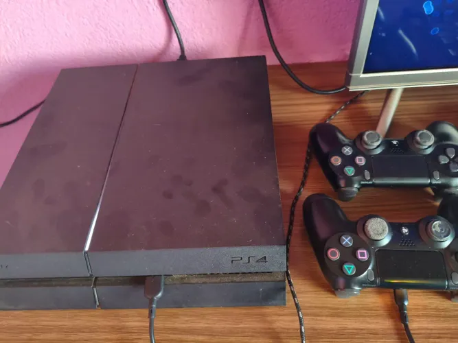 Playstation 4 usado com 2 jogos e 2 controles