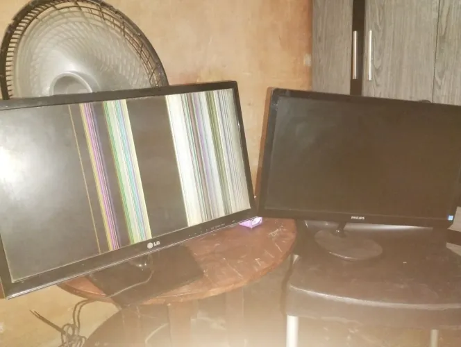 tv e monitor quebrado(preço negociável)