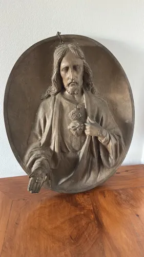 Quadro de relevo do sagrado coração de Jesus