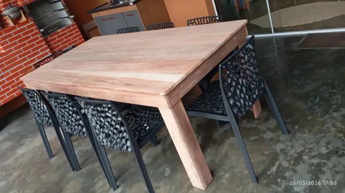 Mesa rustica caipira.