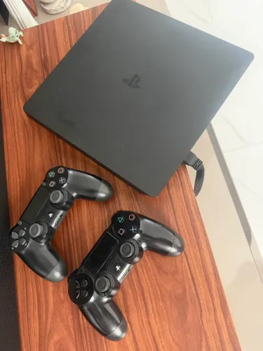 PlayStation 4 1TB com 2 manetes