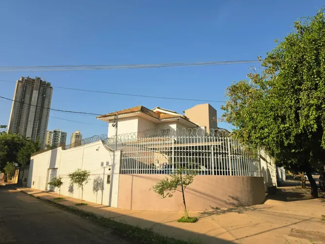 Sobrado de esquina a 300m do Shopping Estação | Piscina e solar