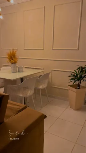 Mesa em laca branca com faixa ripada