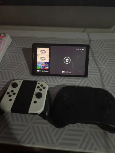 Nintendo Switch OLED 64GB com 2 pares de controle